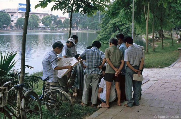 Người Hà Nội bên một bàn cờ tướng cạnh Hồ Hoàn Kiếm, 1991.